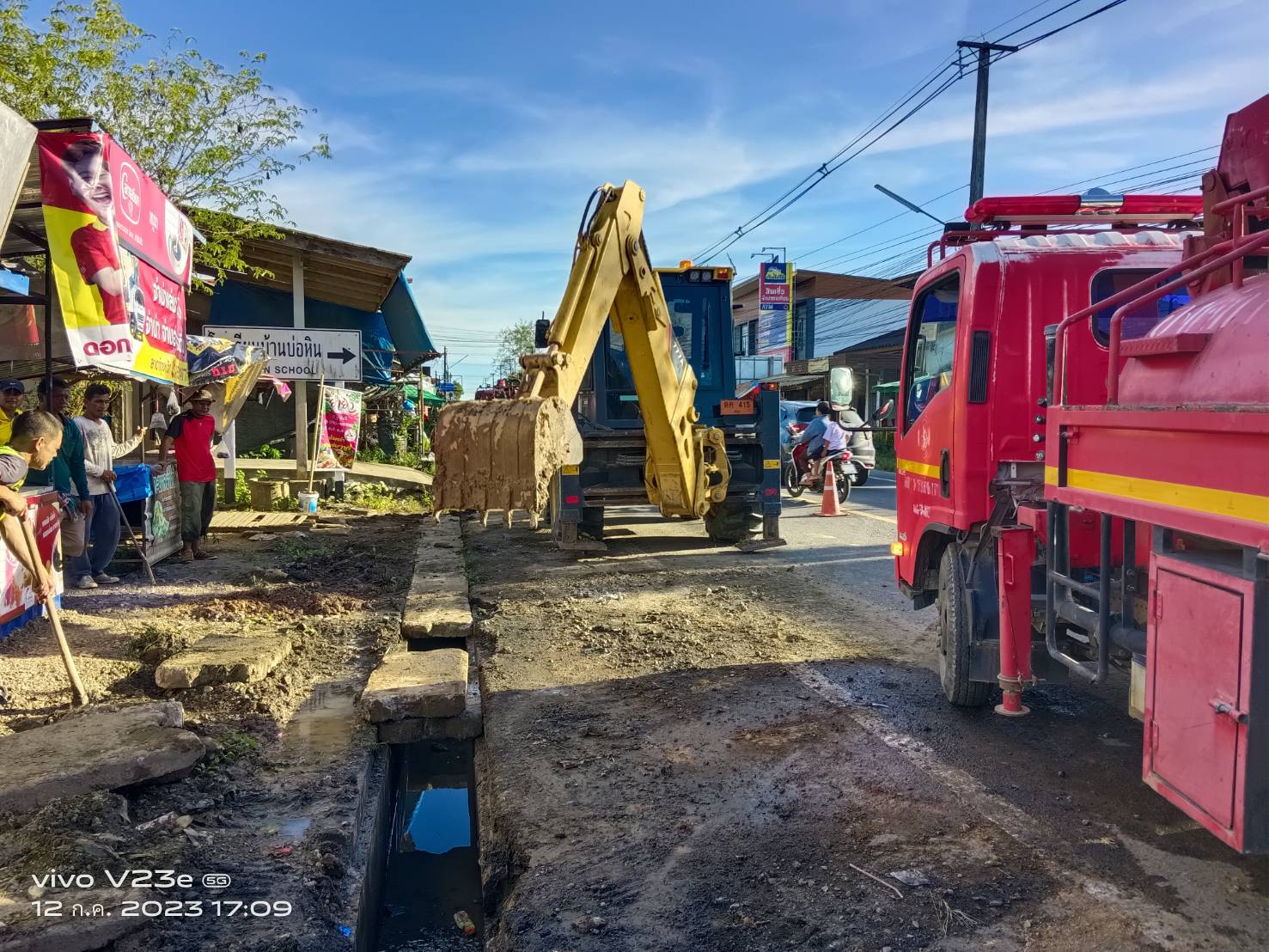การลอกคูระบายน้ำคอนกรีตหน้าตลาดนัดบ่อหิน ม.3 ตำบลเขาขาว