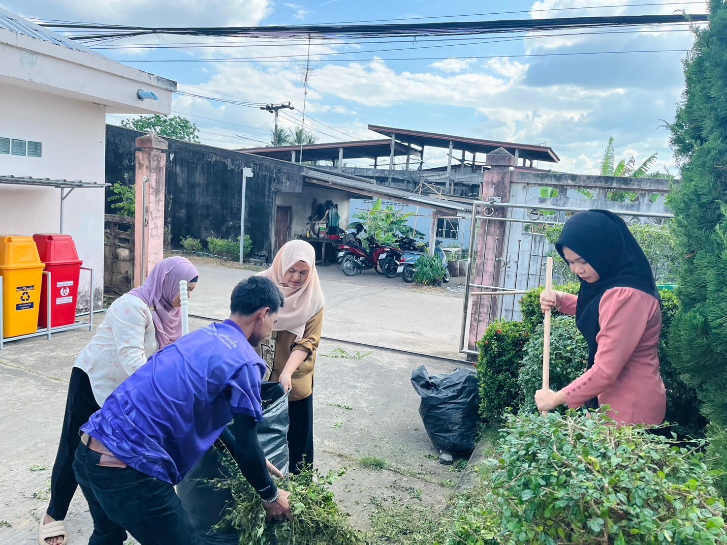 ร่วมกันปรับภูมิทัศน์ อบต.เขาวขาว