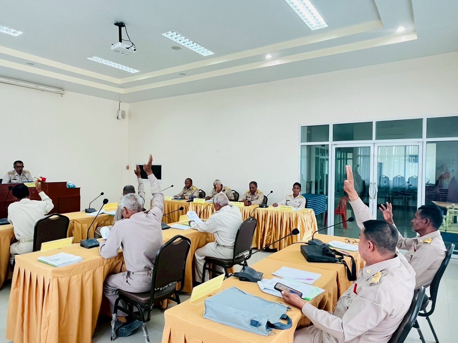 ร่วมประชุมสภาองค์การบริหารส่วนตำบลเขาขาว สมัยวิสามัญ สมัยที่ 1 ประจำปี พ.ศ. 2568  ครั้งที่ 1/2568