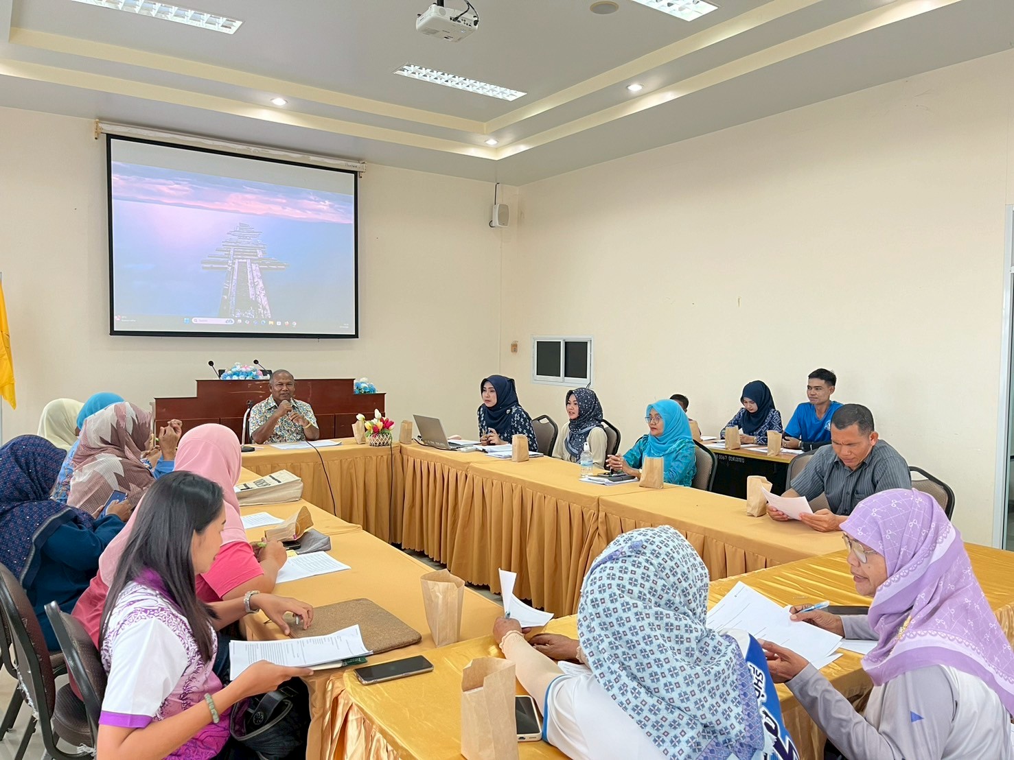 ร่วมประชุมคณะอนุกรรมการพิจารณากลั่นกรองแผนงาน/โครงการ/กิจกรรมกองทุนหลักประกันสุขภาพ องค์การบริหารส่วนตำบลเขาขาว ครั้งที่ 2/2568