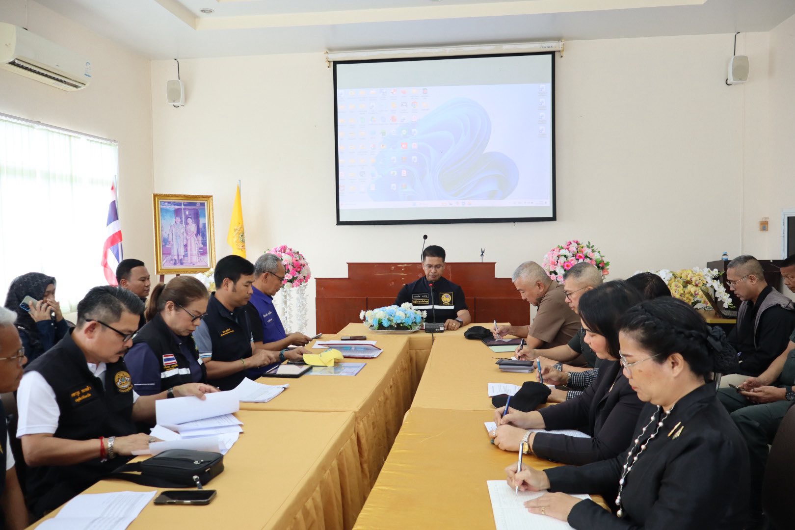 ประชุมร่วมกับ นายอภิสิทธิ์ พึ่งพร ผู้อำนวยการโครงการส่วนพระองค์ สมเด็จพระกนิษฐาธิราชเจ้า กรมสมเด็จพระเทพรัตนราชสุดาฯ สยามบรมราชกุมารี และคณะ