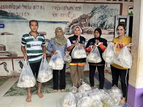 วันพุธที่ 26 พฤศจิกายน 2568  เจ้าหน้าที่องค์การบริหารส่วนตำบลเขาขาว พร้อมกับประชาชนจิตอาสา ร่วมด้วยช่วยกันทำข้าวกล่องเพื่อส่งให้แก่ผู้ประสบอุทกภัยที่ศูนย์พักพิง