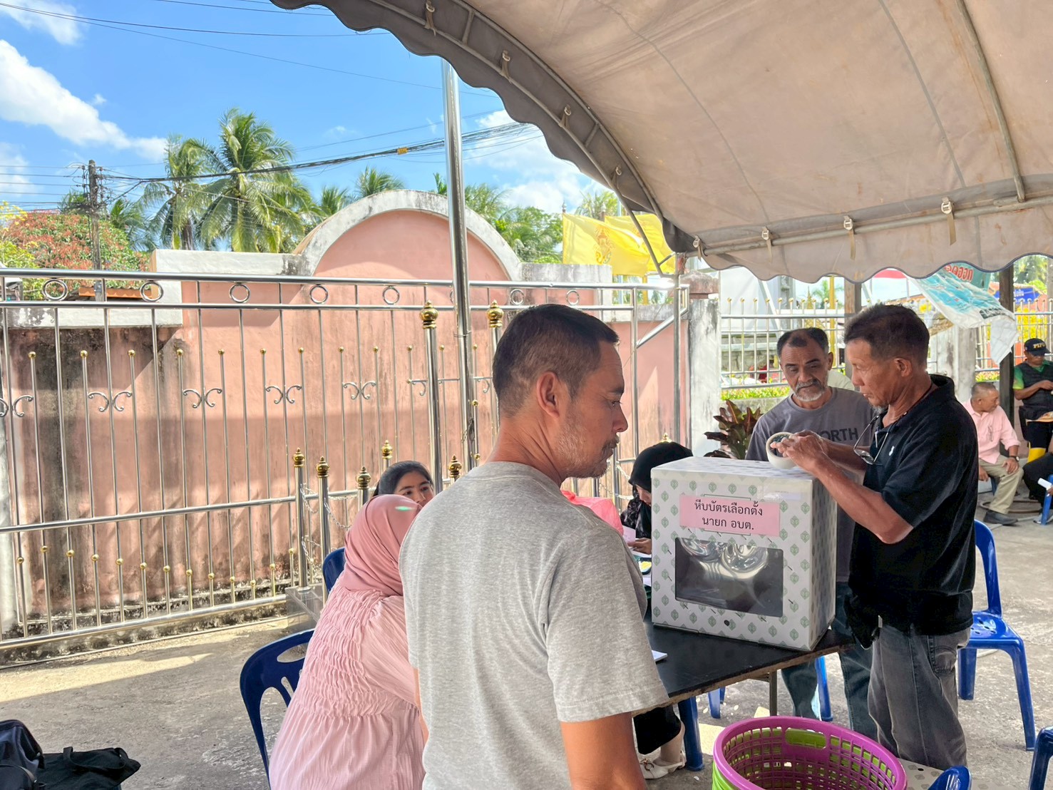 ส่งมอบหีบบัตรเลือกตั้งและวัสดุอุปกรณ์การเลือกตั้งนายกองค์การบริหารส่วนตำบล และสมาชิกสภาองค์การบริหารส่วนตำบล