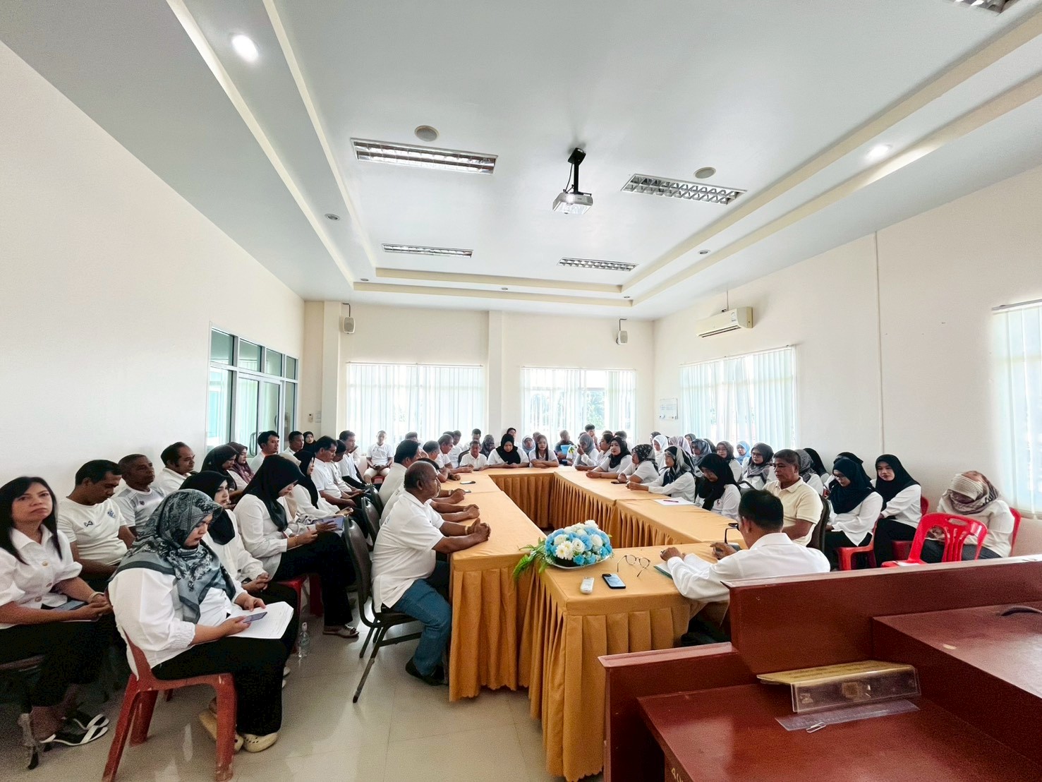 ร่วมการประชุมคณะผู้บริหารและพนักงานขององค์การบริหารส่วนตำบลเขาขาว